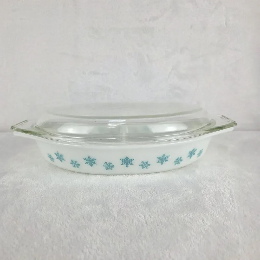 Vintage Pyrex 063 1.5 Qt Oval Divided Casserole Dish w/ Lid & Handles Snowflake